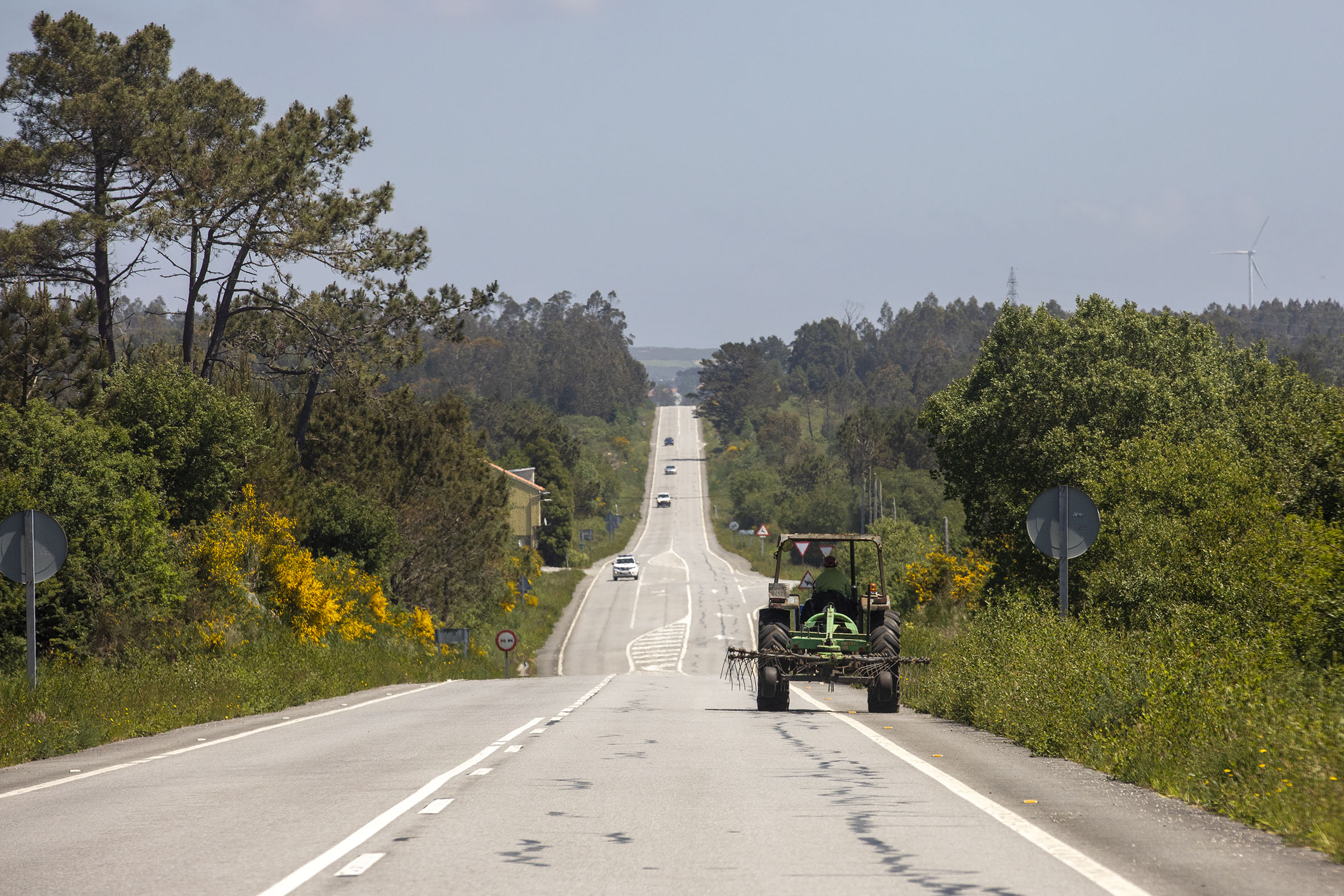 Tractor circulando por una vía