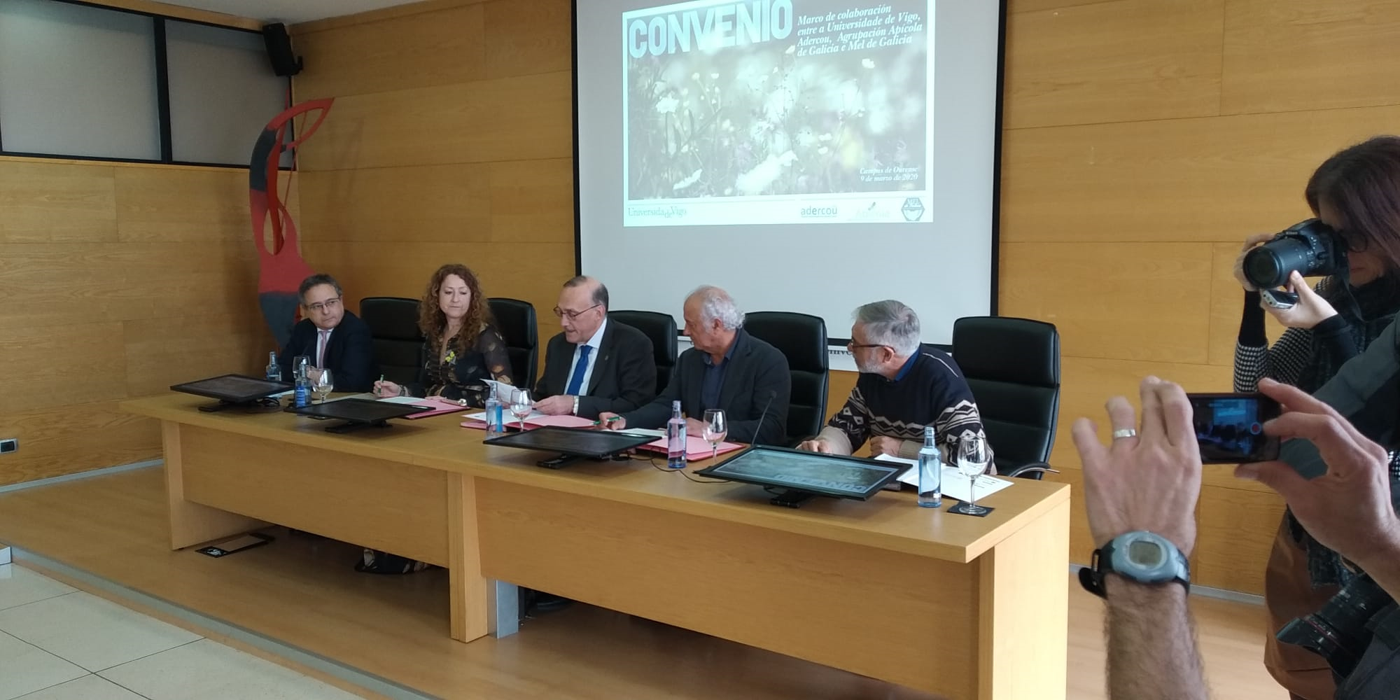 Miguel Pérez Dubois firma de un convenio entre la Asociación de Desarrollo Rural de la Comarca de Ourense