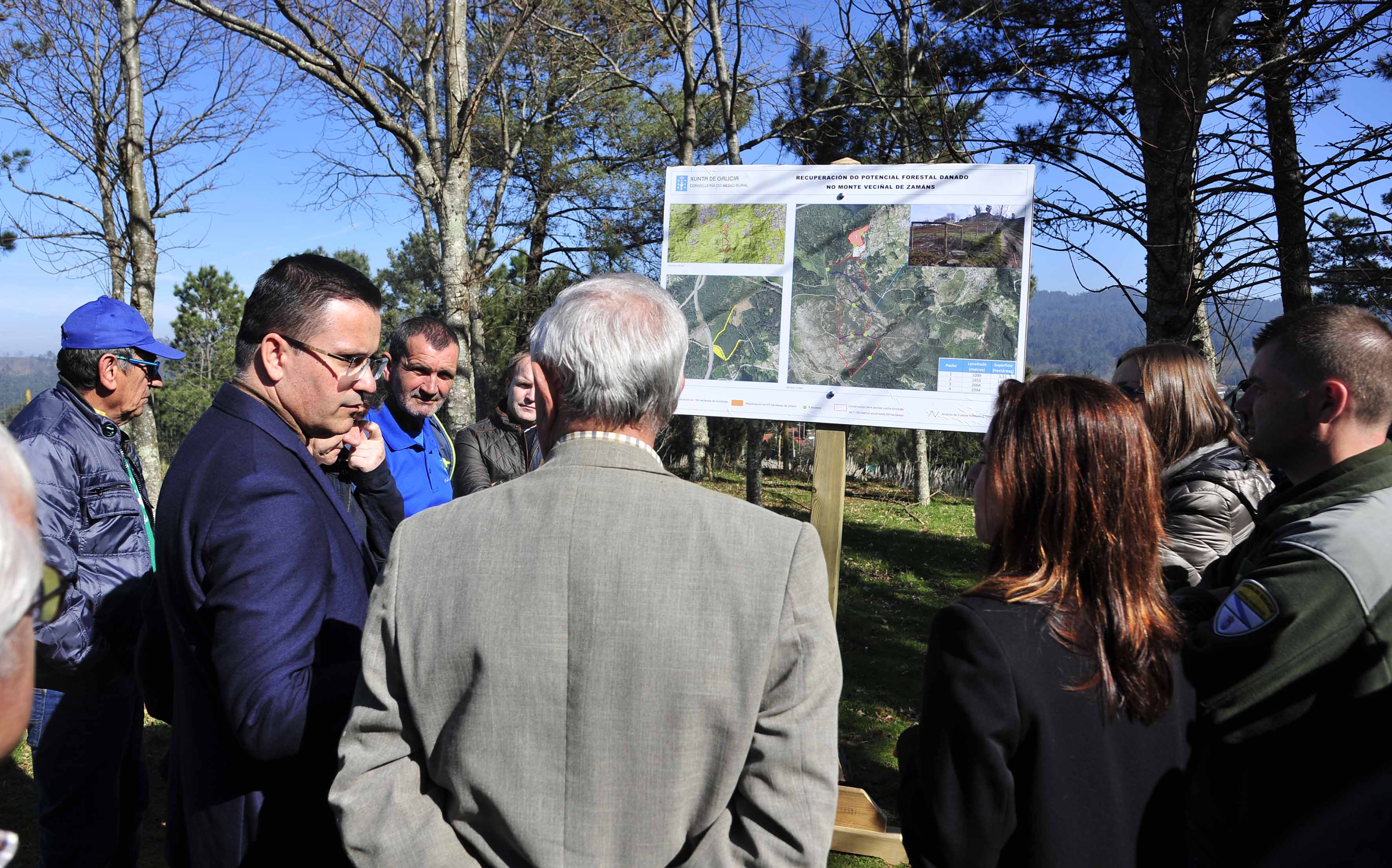 José González supervisando trabajos forestales.